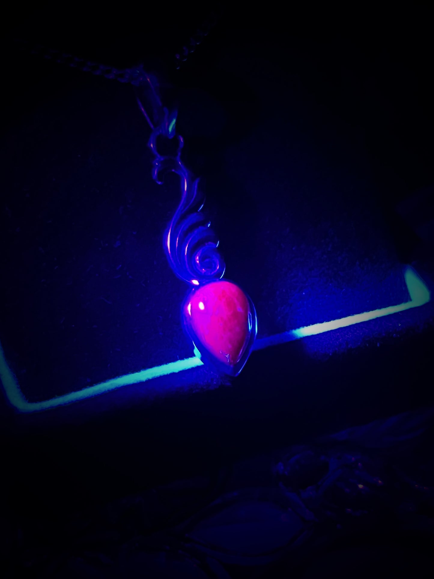 Ruby teardrop Celtic vintage style Natural UV reactive crystal pendant from 📍India - 925silver