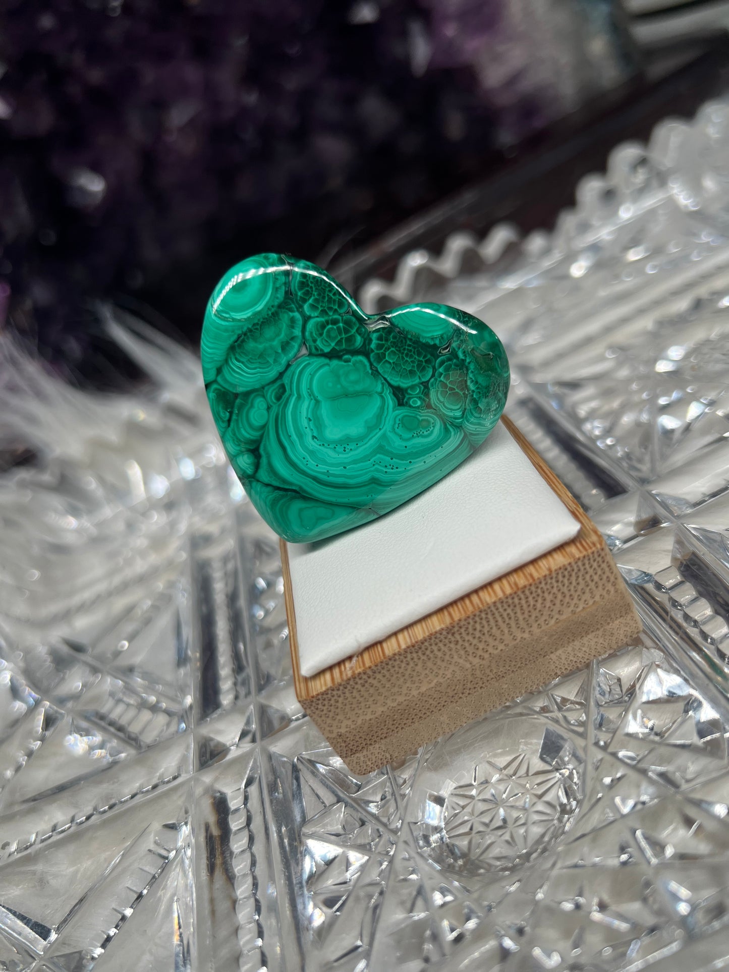 Malachite heart carving e